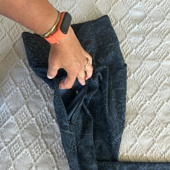 Lululemon Leggings size 2, 23” length excellent used condition - Picture 4 of 7
